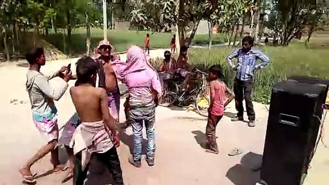 holiya me balam gaile delhi ho gane pa sab ne nacha holi ke din