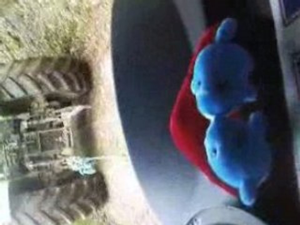 1 tracteur tracte 1 calouchette dans les bois