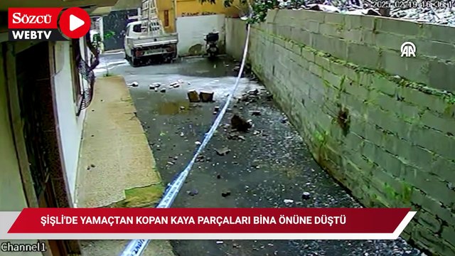 Şişli'de yamaçtan kopan kaya parçalarının bina önüne düşmesi kamerada