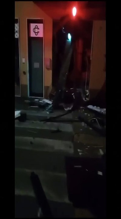 "Sembrava una bomba": i ladri fanno esplodere il bancomat, distrutta una banca a Tavazzano