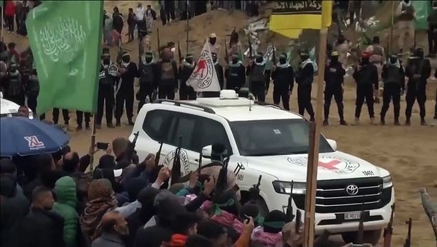 Hamás entrega los cuerpos de cuatro rehenes muertos en una ceremonia propagandística