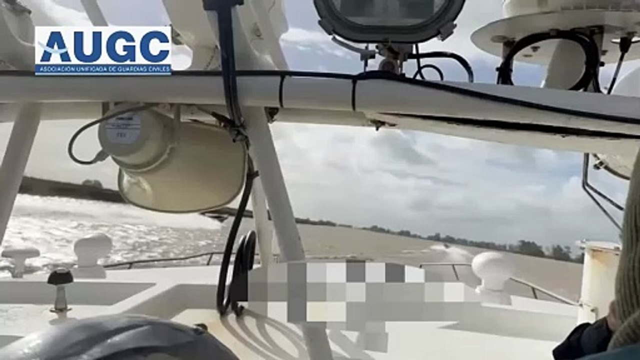 La Guardia Civil persigue varias narcolanchas por el río Guadalquivir