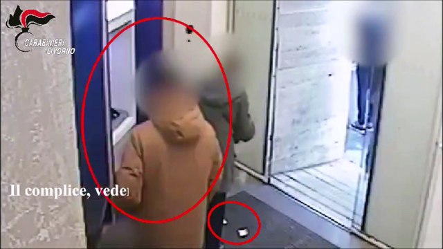 Derubano anziana al bancomat, il video della truffa e l'intervento dei carabinieri