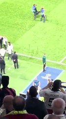 El gesto de Guardiola con el escudo del Madrid al marcharse al vestuario
