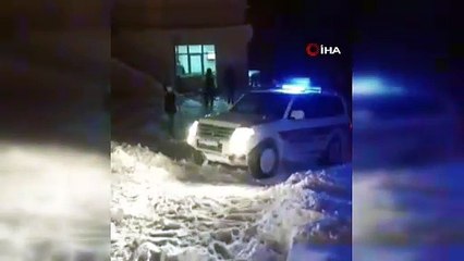 Gümüşhane’de rahatsızlanan hastaya kapalı köy yolunu açarak ulaştılar