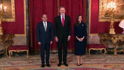 La reina Letizia, en clave ejecutiva, recicla su traje 'low cost' jaspeado con chaleco