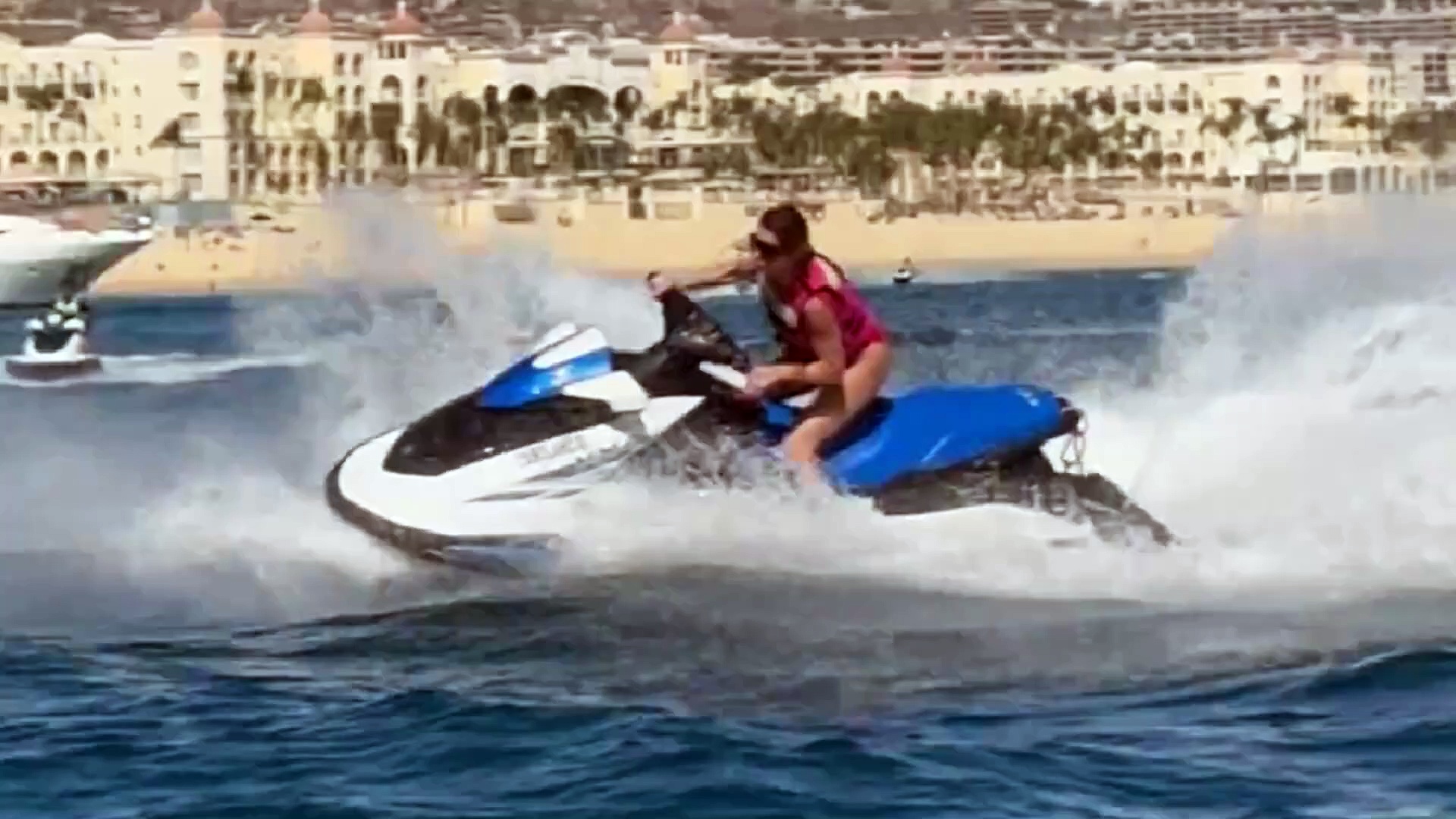 Video Elisabetta Canalis sfreccia sulle onde: in Messico ritrova la sua anima da teenager