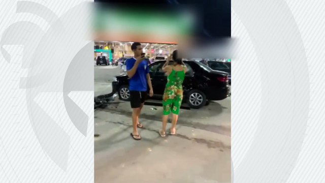 Motorista com sinais de embriaguez bate em seis carros em estacionamento de loja