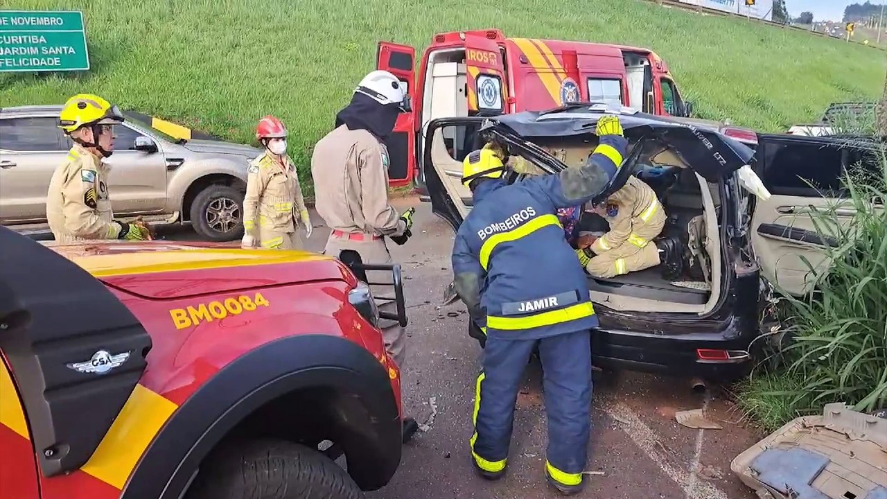"Quatro ocupantes, sendo duas crianças, mas todas com ferimentos leves", afirma tenente dos Bombeiros