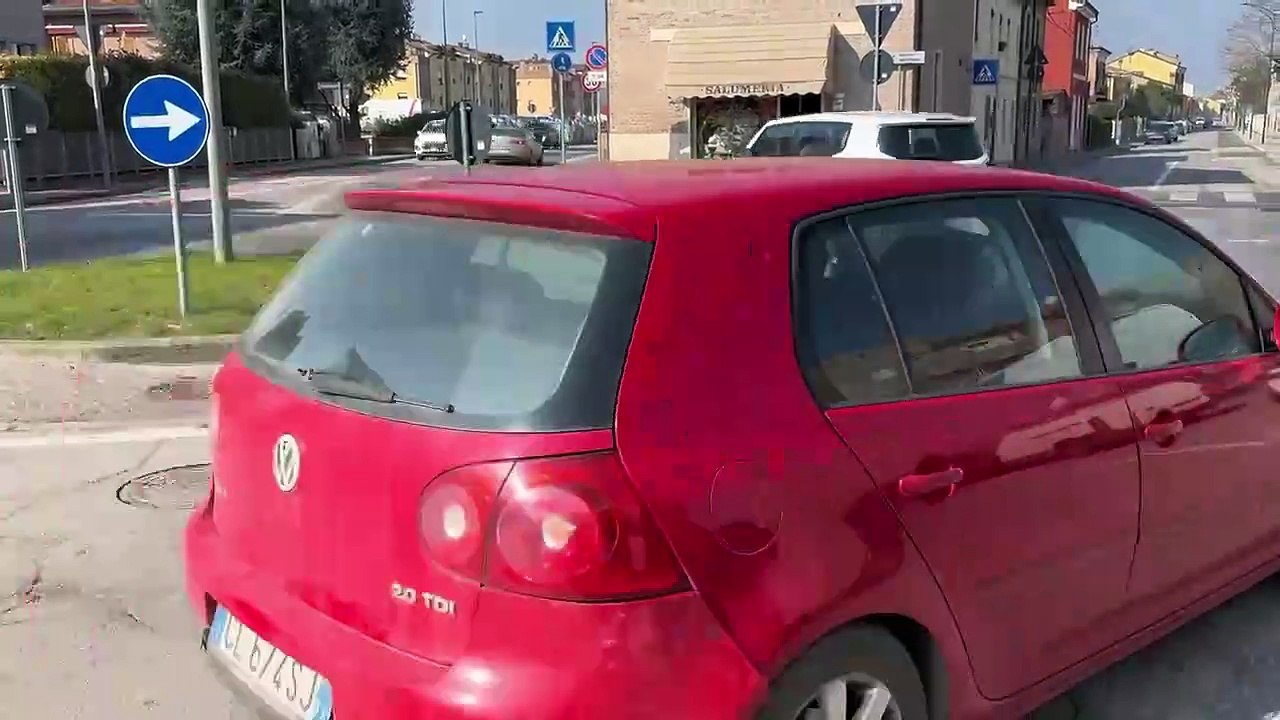 Si rompe una tubatura dell'acqua, rotatoria allagata a Ferrara