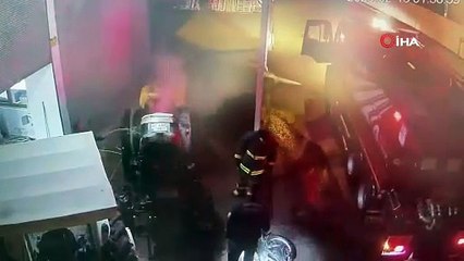 Benzinle traktörü yakarken kendini de yaktı: O anlar kamerada