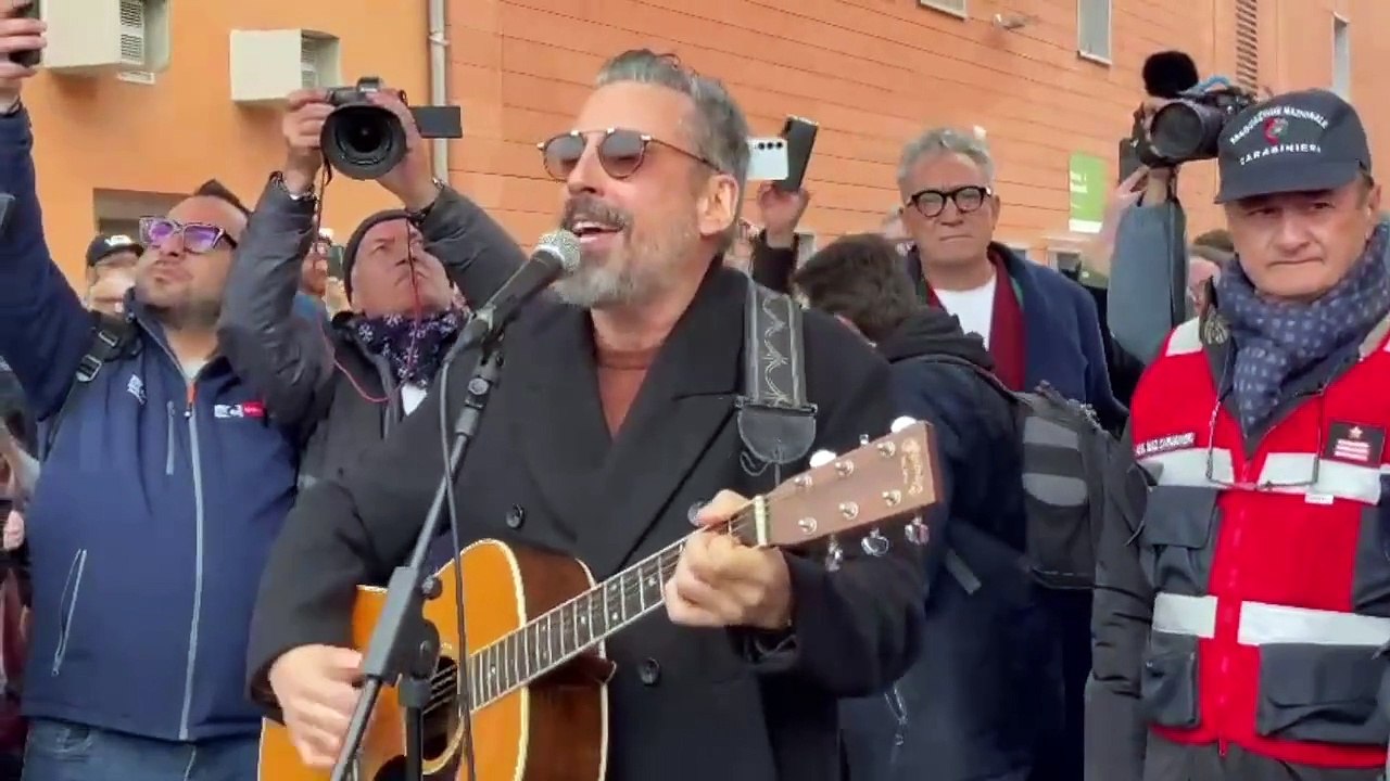 La Calabria riabbraccia Brunori: bagno di folla all'Unical per il cantautore cosentino che a Sanremo ha conquistato "tutta l'Italia"