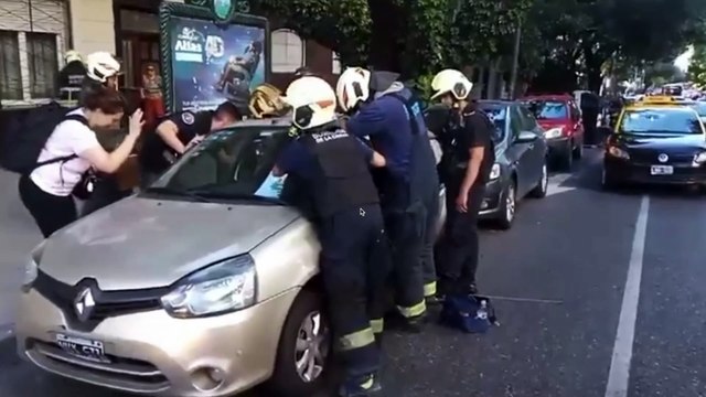 Dramático rescate en Caballito de un bebé atrapado en un auto