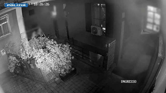 Il video della sparatoria in panetteria a Milano: i colpi di pistola, il killer che si allontana e il padre che lo chiama