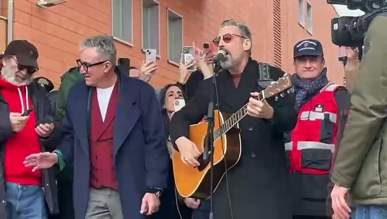 La Calabria riabbraccia Brunori: bagno di folla all'Unical per il cantautore cosentino