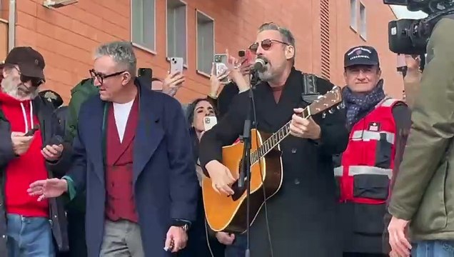 La Calabria riabbraccia Brunori: bagno di folla all'Unical per il cantautore cosentino