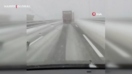 Sabiha Gökçen Havalimanı yolunda kayan araç demir bariyerlere girdi