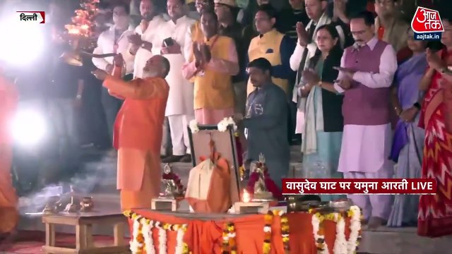 CM Rekha Gupta at Yamuna Ghat: पदभार संभालते ही यमुना घाट पहुंची CM रेखा गुप्ता, मंत्रियों संग की आरती; देखें तस्वीरें