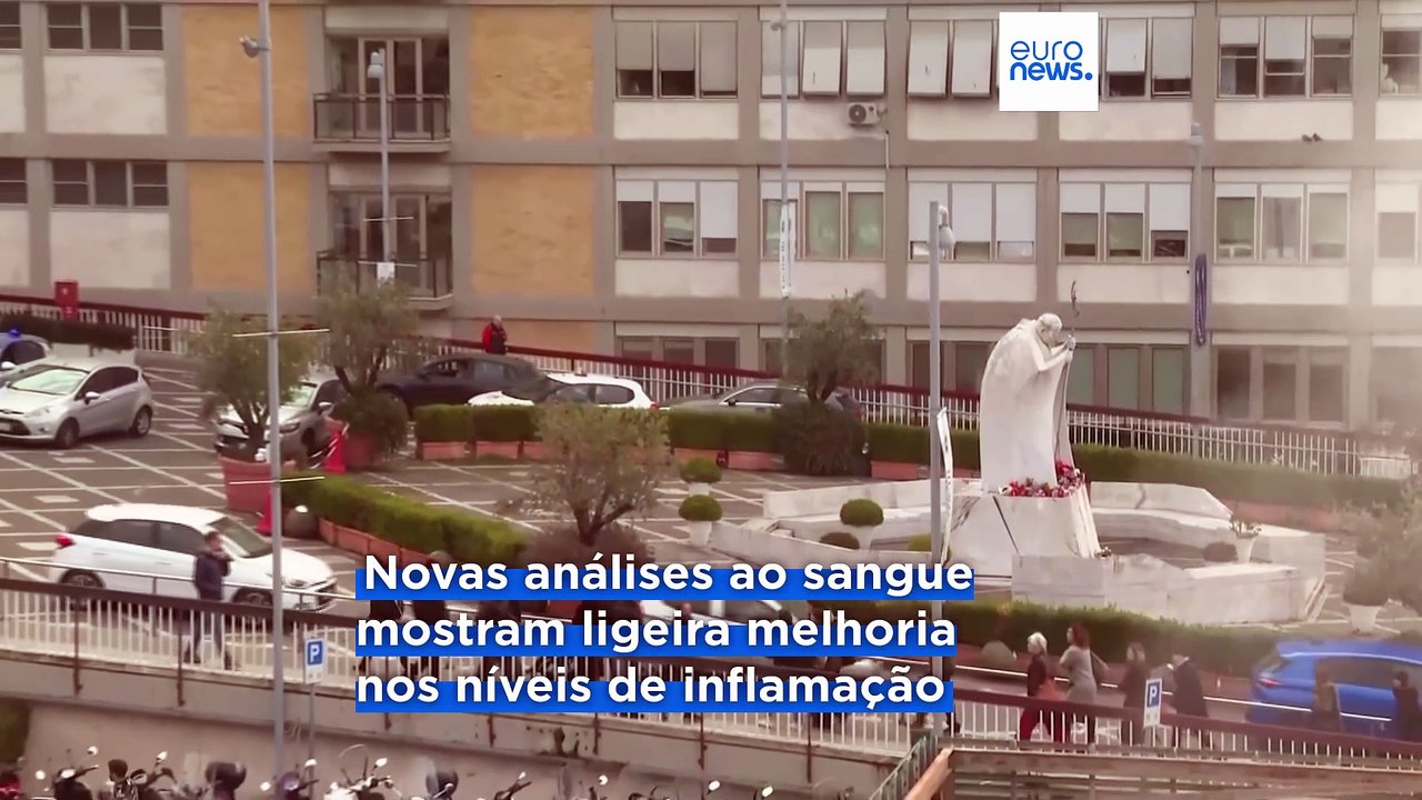 Papa Francisco apresenta "ligeira melhoria" mas continua internado, informa o Vaticano