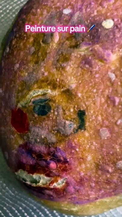 J’avais oublié de fariner mon pain avant de le peindre donc la couleur est moins intense… #levain #peinture