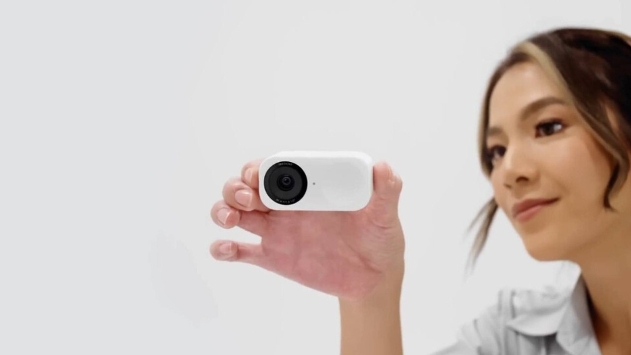 So sieht die insta360 link 2c in polarweiß aus