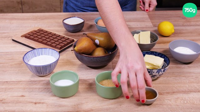 Crumb cake aux poires rôties à la vanille et caramel au beurre salé
