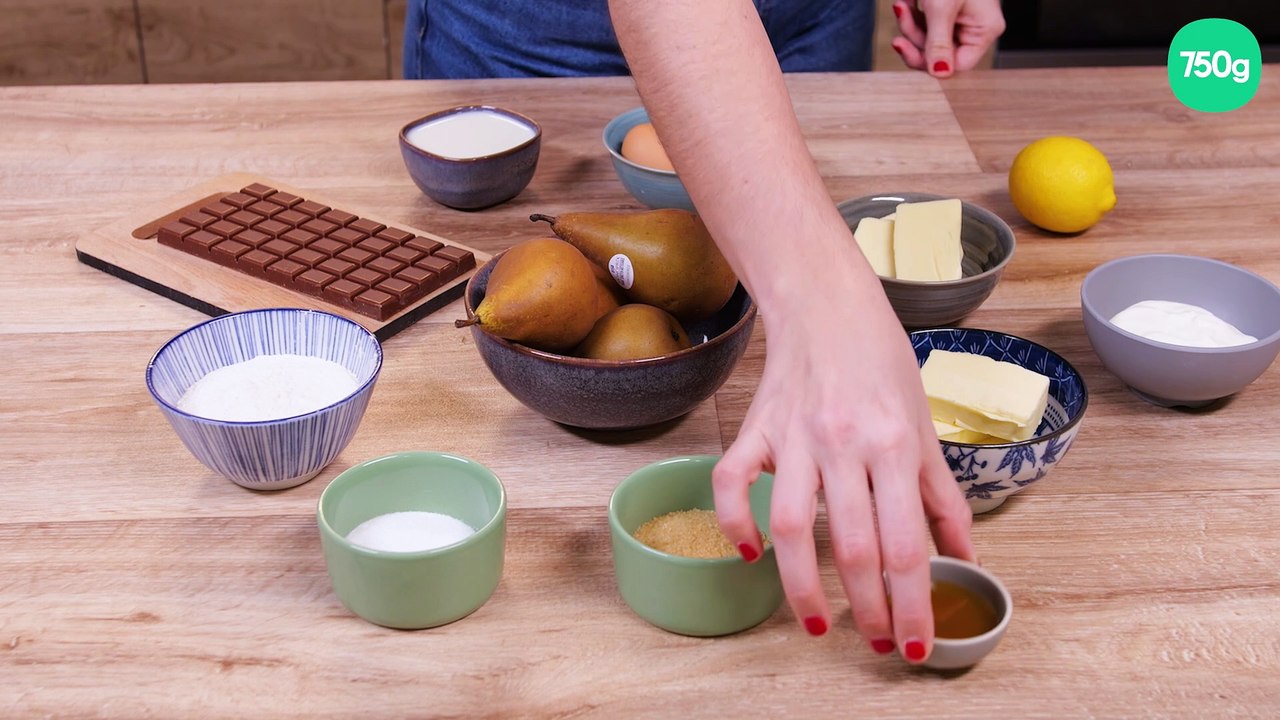 Crumb cake aux poires rôties à la vanille et caramel au beurre salé