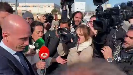 Cartola espanhol é condenado por beijar jogadora à força, mas evita prisão
