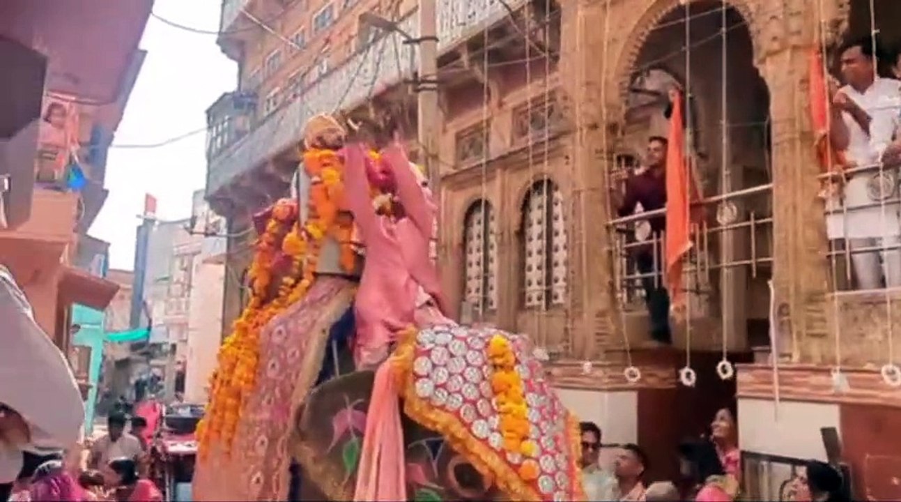 दीक्षार्थी अंकुर की वैराग्य यात्रा में उमड़ा समाज, बरसे फूल