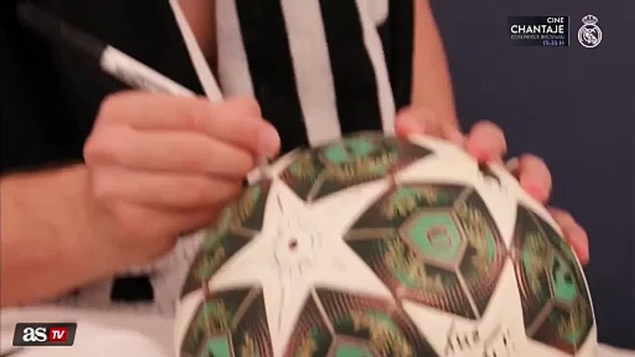 Los jugadores del Madrid le firman el balón a Mbappé tras su hat-trick