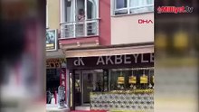 Eşi ile 5 yaşındaki kayınbiraderini bıçakladı; kadının pencereye çıkıp yardım istemesi kamerada