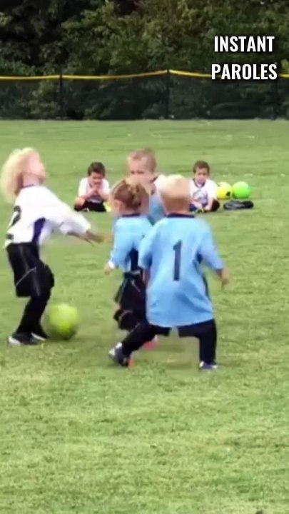 Cette petite fille console une joueuse de l’équipe adverse après lui avoir pris le ballon