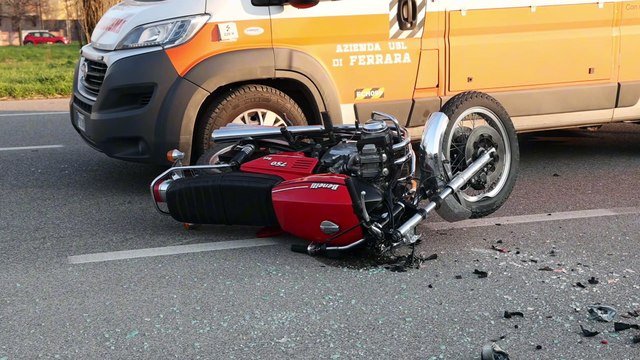 Schianto tra auto e moto a Ferrara, il centauro perde la vita