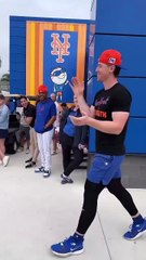 Juan Soto le regaló un “makinón” a Brett Baty por cederle el número 22