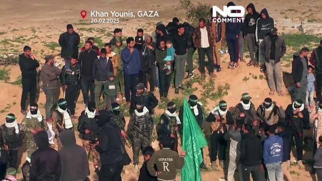 Hamas espone le bare nere degli ostaggi morti e consegna i corpi alla Croce Rossa