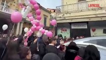 Acerra, commozione ai funerali della piccola Giulia. In cielo palloncini bianchi e rosa