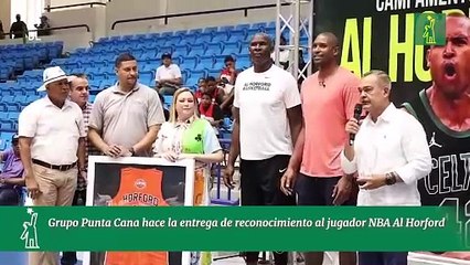 Grupo Punta Cana hace la entrega de reconocimiento al jugador NBA Al Horford