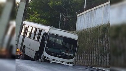 Se hunde tramo de calle en Santiago