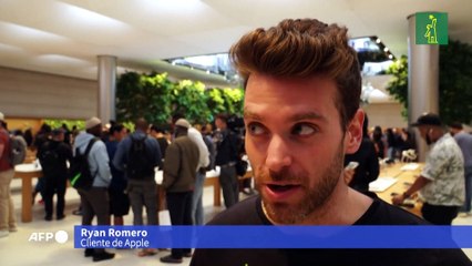 Clientes de Apple muestran su emoción durante la salida al mercado de los iPhone 16