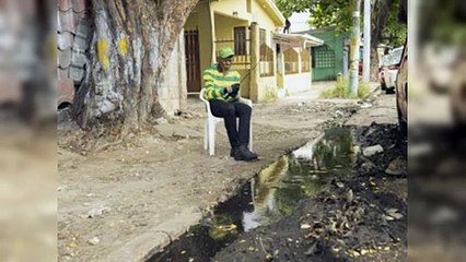 Charco de agua genera mosquitos en calle de María Auxiliadora