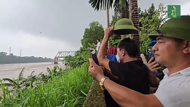 El colapso de un puente en Vietnam deja 13 desaparecidos mientras sigue el azote del tifón Yagi.mp4