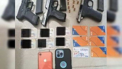 Policía  apresa a dos personas por posesión de tres pistolas ilegales