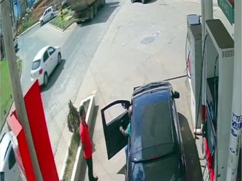 Frentista se pendura em carro após motorista tentar fugir sem pagar gasolina