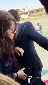 Un agente de Marruecos retiene a Isa Serra y otros eurodiputados en un avión en el Sáhara Occidental