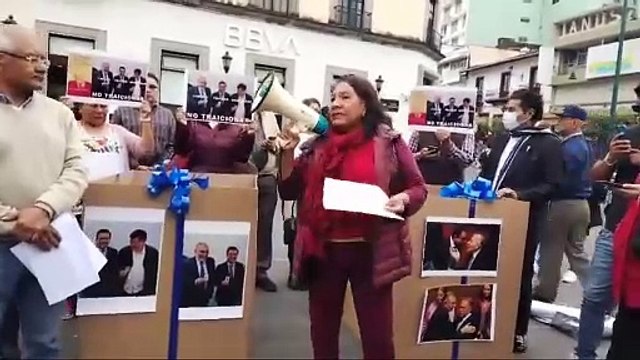 Militantes de Morena protestan con cajas de regalo y piden rechazar afiliación de los Yunes al partido
