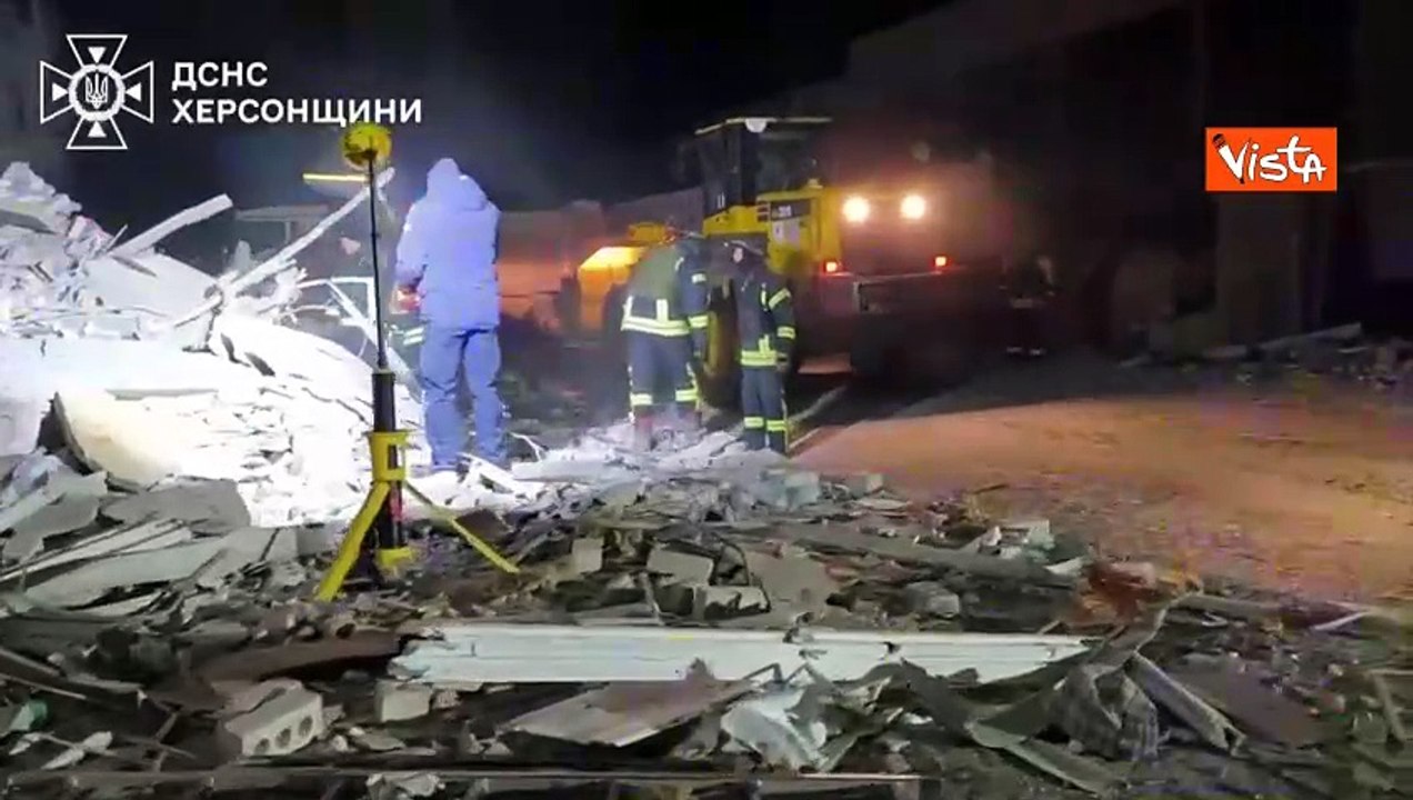 Guerra Ucraina, colpito con un missile russo palazzo di 10 piani a Kherson