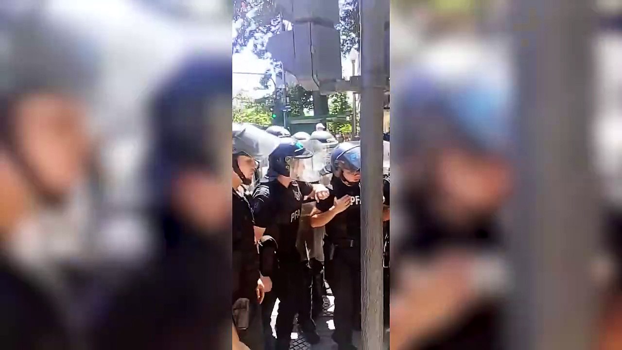 Represión policial a trabajadores estatales frente al Ministerio de Capital Humano