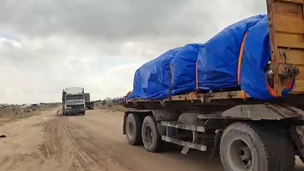 شاحنات مساعدات تدخل رفح عبر معبر كرم أبو سالم الحدودي