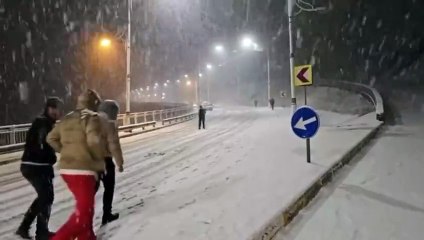 الثلوج تتساقط بكثافة في العمادية بكردستان العراق وسط أجواء شديدة البرودة