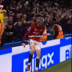 Ingles este  fuboolEn el corazón de la polvorienta ciudad de Rosario, donde el aroma a asado se mezclaba con el eco de los partidos de fútbol callejeros, vivía un niño llamado Mateo, cuyo amor por el balón era tan grande como el río Paraná que bañaba su c